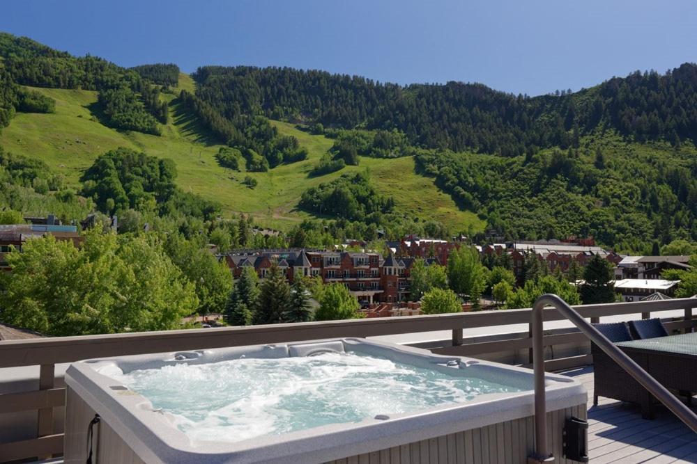 Independence Square Unit 313, Downtown Hotel Room In Aspen With Rooftop Hot Tub ภายนอก รูปภาพ
